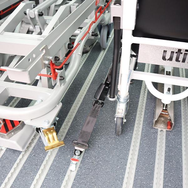 KMP plus/KTW light Fahrzeugkonzept - VW Crafter, Detail Utila-Tragestuhl mit Schultergurt und KTW-Trageliege auf Aluboden