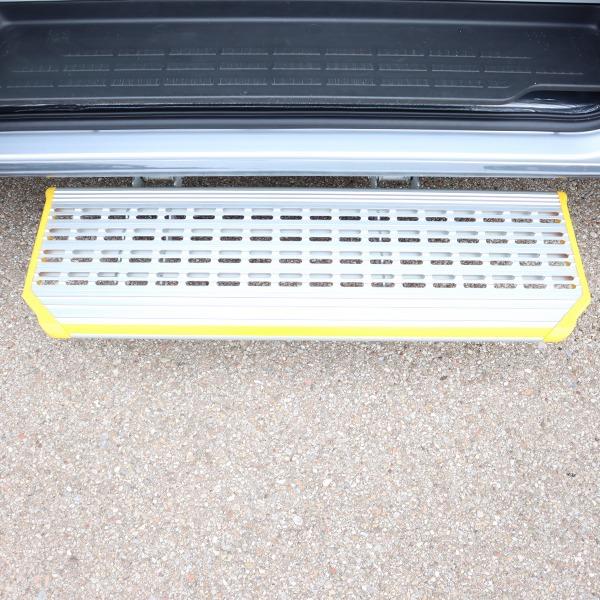 KMP plus/KTW light Fahrzeugkonzept - VW Crafter, Detail elektrische Trittstufe