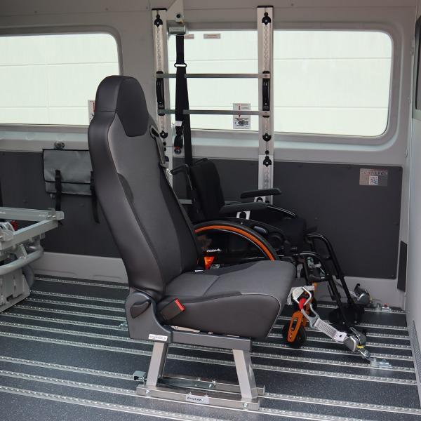 VW Crafter - KMP Plus/KTW Light Fahrzeugkonzept. Innenausstattung mit herausnehmbaren Einzelsitz auf EasyLeg, einen Rollstuhl mit Schwerlast-Rollstuhlrückhaltesystem, einen Schultergurt für Rollstuhlfahrer auf Aluboden sowie eine SafeTrans Tasche.