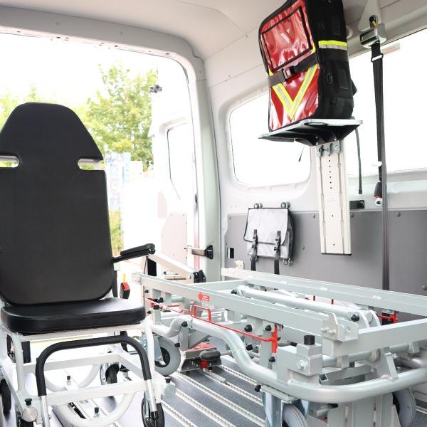 VW Crafter - KMP Plus/KTW Light Fahrzeugkonzept. Innenausstattung - KTW-Säule zur Ablage von Rettungsrucksäcken, getesteter Bodenhalter für Aufnahme Utila-Tragestuhl auf Aluboden sowie Verstaulösung Rollstuhlrückhaltesyteme in crash-getesteten Taschen.