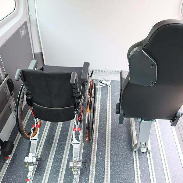 VW Crafter - KMP Plus/KTW Light Fahrzeugkonzept. Herausnehmbares Einzelsitz Linea auf EasyLeg, Aluboden und Rolstuhl mit Rollstuhlrückhaltesysteme Schwerlast