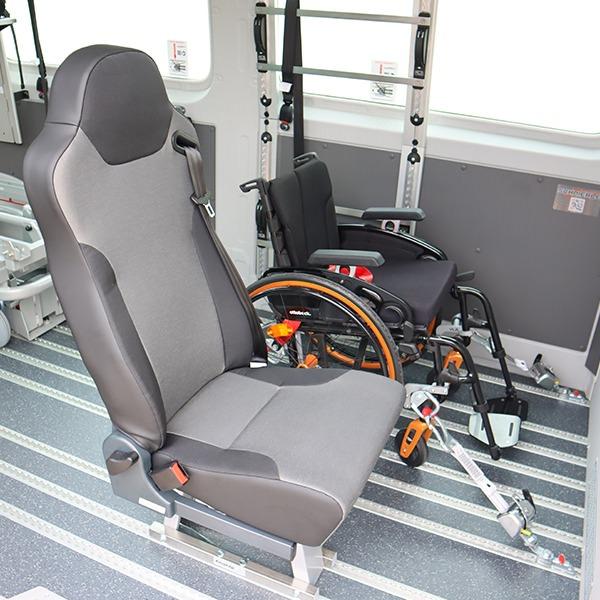 VW Crafter - KMP Plus/KTW Light Fahrzeugkonzept. Herausnehmbares Einzelsitz Linea auf EasyLeg, Aluboden und Rolstuhl mit Rollstuhlrückhaltesysteme Schwerlast. Universalhalter für medizinische Geräte von MCS oder Ferno positioniert seitlich, Alubodenlayout ideal für alle Kombinationsvarianten