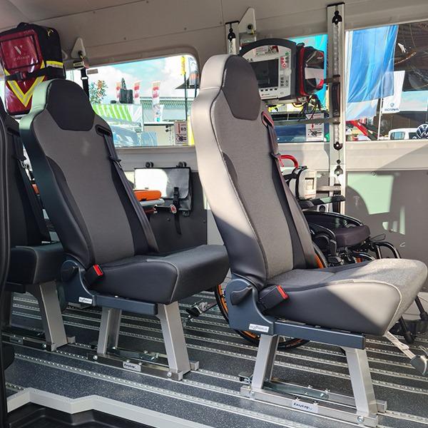 VW Crafter - KMP Plus/KTW Light Fahrzeugkonzept. Alubodenlayout ideal für alle Kombinationsvarianten wie z.b. herausnehmbaren Einzelsitzen Linea auf EasyLeg, Rolstuhl mit Rollstuhlrückhaltesysteme Schwerlast und KTW-Trageliege. Universalhalter für medizinische Geräte von MCS oder Ferno positioniert seitlich und mit Verstaulösung Rollstuhlrückhaltesyteme in crash-getesteten Taschen sowie KTW-Säule zur Ablage von Rettungsrucksäcken.