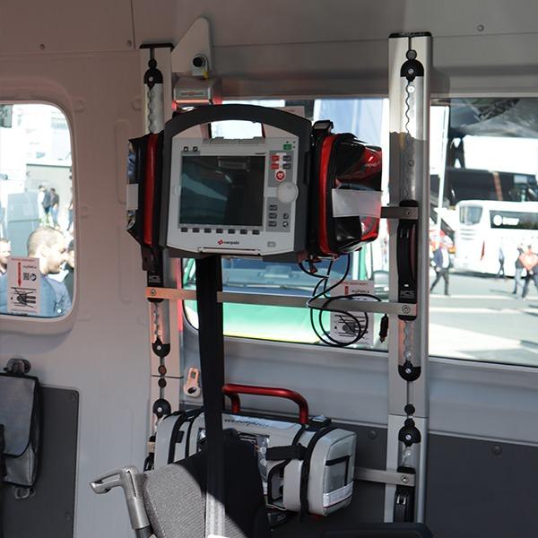 VW Crafter - KMP Plus/KTW Light Fahrzeugkonzept. Detail Universalhalter für medizinische Geräte von MCS oder Ferno