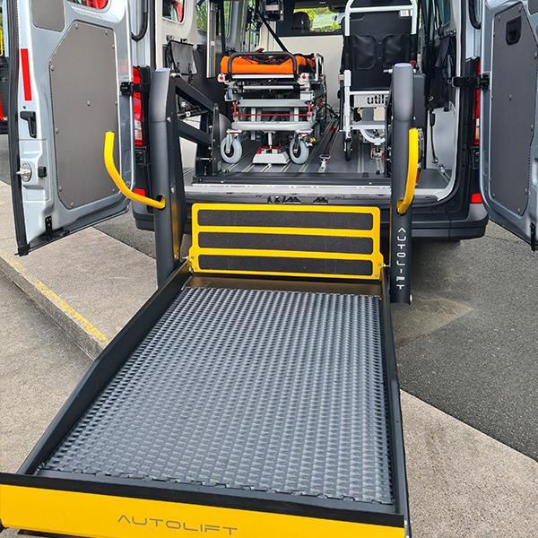 VW Crafter - KMP Plus/KTW Light Fahrzeugkonzept. Detail Aluminiumlift extra leicht, KTW-Trageliege und Utila-Tragestuhl