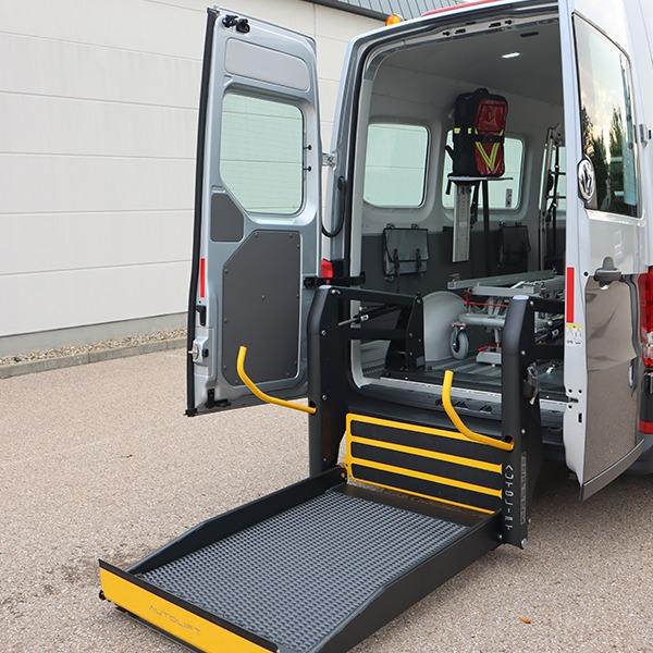 VW Crafter - KMP Plus/KTW Light Fahrzeugkonzept. Detail Aluminiumlift extra leicht, KTW-Trageliege und KTW-Säule zur Ablage von Rettungsrucksäcken.